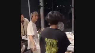 ببینید چگونه با لبخند به کوکیش نگاه میکنه ~.~