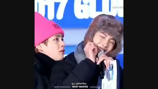 فقط ته ته که با اون کلاه صورتیش نگا میکنه/:"