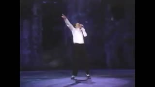 اجرای زنده و احساسی آهنگ you are not alone یا تو تنها نیستی مایکل جکسون♡♡