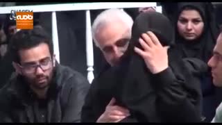 بی‌تابی‌های دختر شهید مدافع حرم در آغوش سپهبد سلیمانی