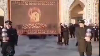 چه زیباست، صفوف عزادارانی که لباس خادمی فرزند زهرا (س) به تن دارند...