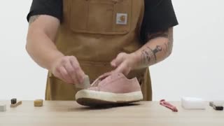آموزش پاک کردن کفش سفید و کفش های جیر با تمیز کننده