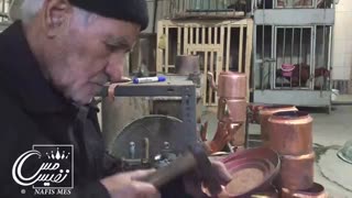 چکش زنی کتری مسی در زنجان توسط استاد زمانی زنجانی - ظروف مسی زنجان