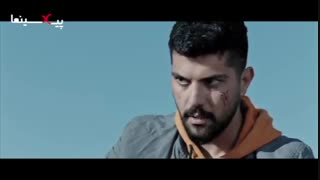 سکانس فیلم سینمایی ژن خوک ، انتقام رضا (هادی حجازی‌فر) و عماد از پسر حاجی