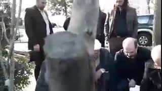 حضور دکتر احمدی نژاد در حرم امام و بهشت زهرا برداشتن خال
