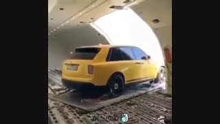 بارگیری اتومبیل در قسمت بار هواپیما بلیطش با فلاوینگو