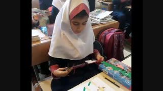 فعالیت هنرمندان چهارم۴ - زنگ هنر  جهت آماده سازی  کادوی روز مادر- دبستان نیلوفر