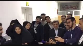 عکس یادگاری در حوزه رای گیری