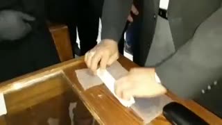 آموزش ساختن ماسک با دستمال کاغذی توسط دکتر احمدینژاد در حاشیه رای گیری امروز