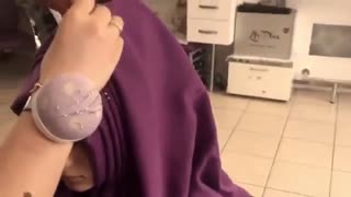 آموزش یک مدل برای بستن شال-مومیس مشاور و مرجع تخصصی مو