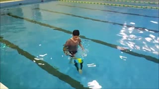 بازتوانی پا با تمرین در آب در هیدروجیم به کمک مقاومت پایی