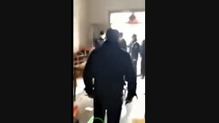 برخورد شدید پلیس چین با افرادی که قوانین عدم تجمع و نزدن ماسک  و رعایت نکردن قوانین بیماری کرونا