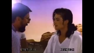 مایکل جکسون در پشت صحنه ی موزیک ویدیوی Black or white♡♡