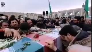 طواف پیکر مطهر همرزم و هم‌رکاب سردار دل‌ها، شهید مدافع حرم، شهید اصغر پاشاپور در حرم امام رضا (علیه السلام)