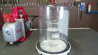 آزمایش های شگفت انگیز با آب در یک اتاق خلاء