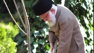 Imam Khamenei planted saplings during Natural Resources Week