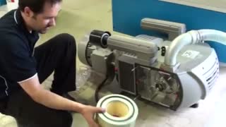 تمیز کردن پمپ خلاء روی دستگاه CNC