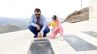 زیارت شهدای گمنام یوموری تپه مرند توسط برادر سلمان روزی طلب و فرزند عزیزشان