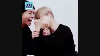 انگشت جیمین دربرابر انگشت وی...انگشت شما اندازه کدومه؟؟من اندازه وی هس