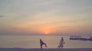 آهنگ give love از گروه AKMU