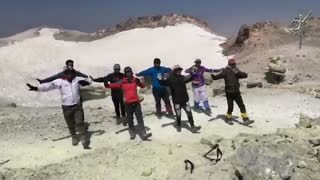 Group Folklore Dance in 5600 m Altitude for the First Time - رقص آذری در ارتفاع 5600 قله دماوند