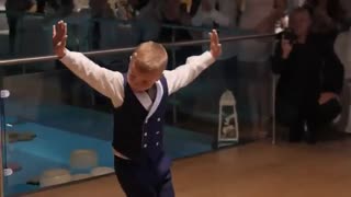 رقص پسر یونانی دنیا رو تکان داد.