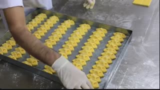 نذر ۶۰۰ بسته شیرینی به نیت امام رضا علیه السلام و توزیع در مرکز درمان بیماران کرونایی