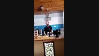 یک فرد یهودی برای محافظت رستورانش از کرونا سوره حمد را پخش میکند